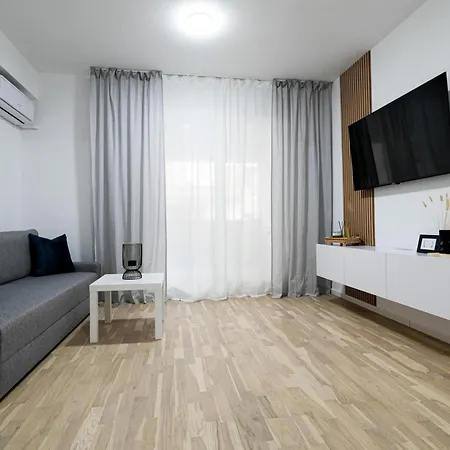 Gabi - Chic & Spacious 2 Bd Apt Near Veranda Mall & Obor Market