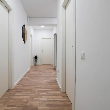 Gabi - Chic With Parking Close To Veranda Mall Apartament *