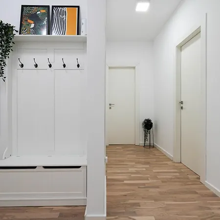 Gabi - Chic & Spacious 2 Bd Apt Near Veranda Mall & Obor Market *