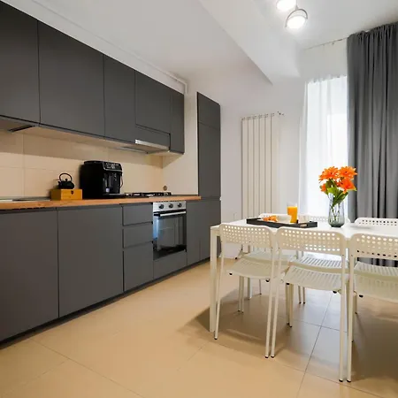 Gabi - Chic & Spacious 2 Bd Apt Near Veranda Mall & Obor Market *