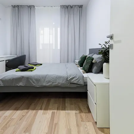 Gabi - Chic & Spacious 2 Bd Apt Near Veranda Mall & Obor Market *