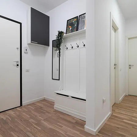 Gabi - Chic With Parking Close To Veranda Mall * Bucureşti